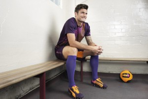 孙兴慜带伤奋战引关注，胆囊炎与意外摔伤加剧赛场危机