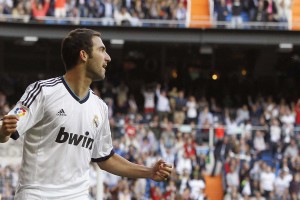 球迷热议凯恩战术角色，是吃饼拖慢节奏，还是体系瓶颈待解？图赫尔面临锋线抉择