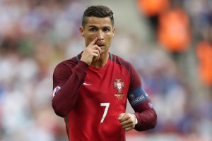 吉喆战袍今高悬 雅尼斯含泪追忆，永恒的一员