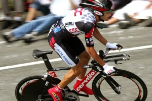 詹姆斯率队逆转取胜，湖人季后赛前景明朗