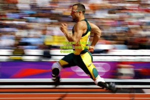 「惊天逆转！压哨绝杀引爆全场，XX队逆袭夺冠创历史」