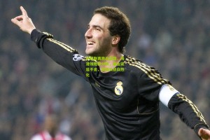 中超联赛激战正酣，海港领跑积分榜，泰山紧追不舍，保级大战白热化